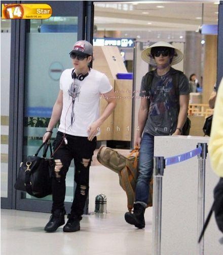 Nam ca sĩ Changmin (nhóm DBSK) và Jinwoon (nhóm 2AM) với chiếc nón lá tại sân bay Incheon, Hàn Quốc.